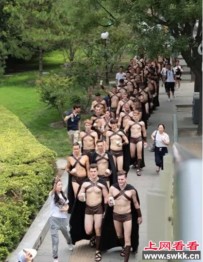 外国模特扮斯巴达街头作秀对周边秩序造成影响被抓