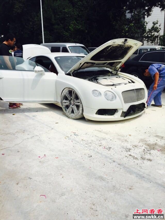 新郎租400万宾利豪车迎亲被鞭炮点燃