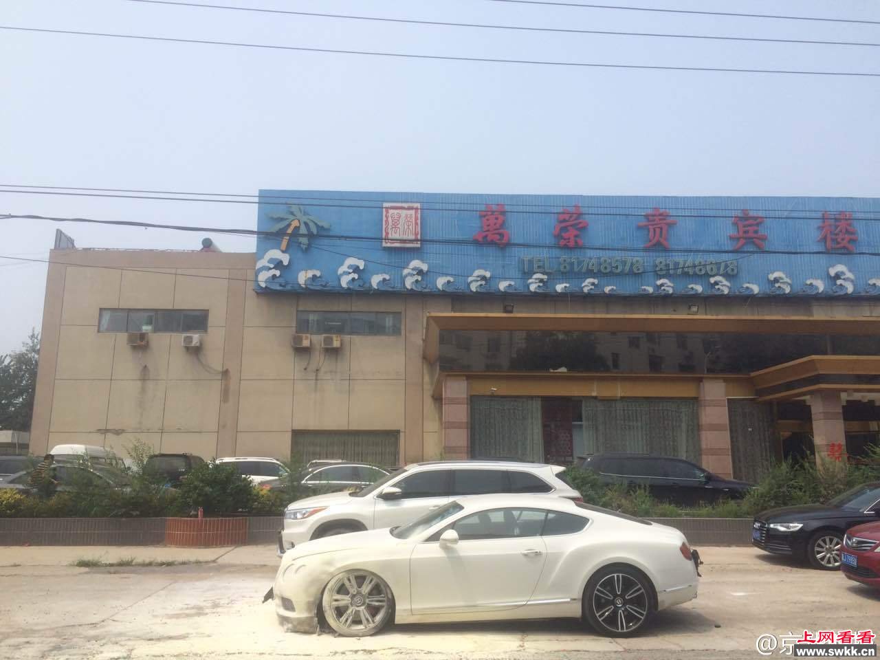 新郎租400万宾利豪车迎亲被鞭炮点燃