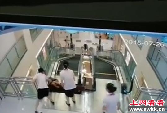 女子被搅入商场手扶电梯绞死最后一刻双手举出孩子