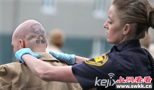 美国监狱女狱警爱上杀人犯 帮他越狱逃入加拿大