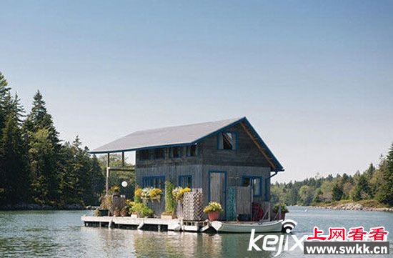 美国夫妇历时10年 在溪水中央建22平米漂浮屋