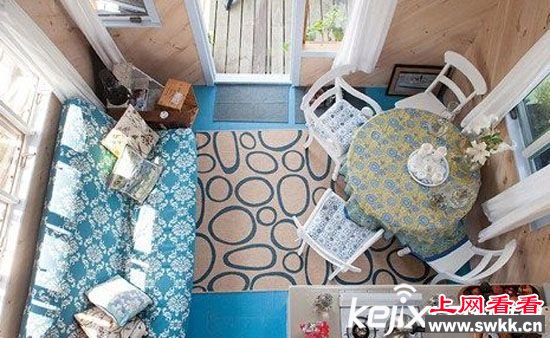 美国夫妇历时10年 在溪水中央建22平米漂浮屋