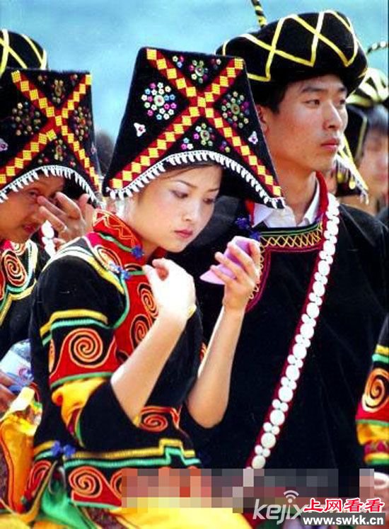 揭秘云南彝族“摸奶节” 美女的胸随便摸?