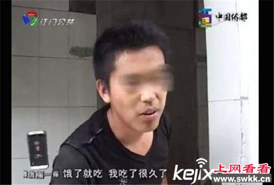 一男子蹲女厕吃大便 还声称女厕好吃