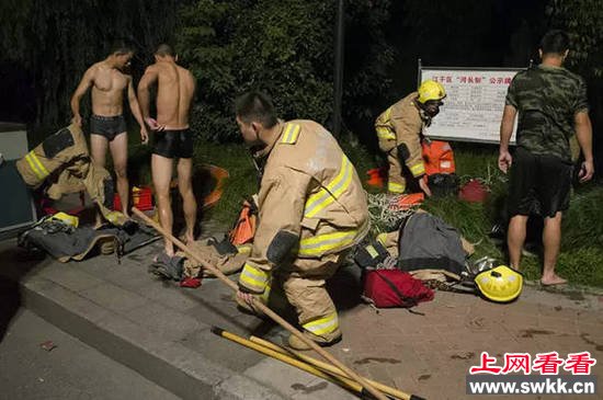 女主持人深夜酒后“方便”溺亡同行男流泪长跪