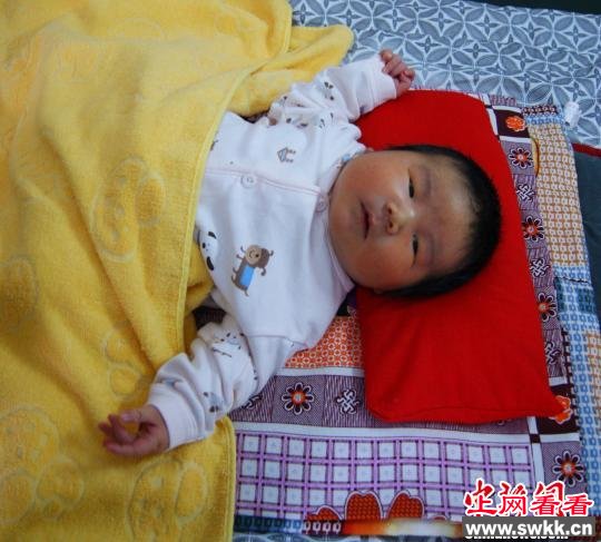 河北平泉一孕妇产下12.4斤重巨婴