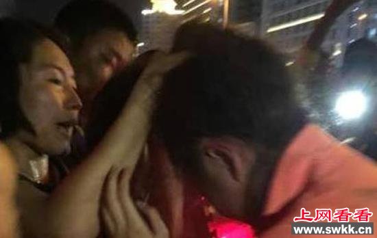 疑似小三女子被抓到。