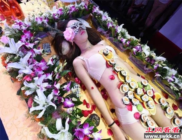 山西太原一新开业酒吧上演人体寿司