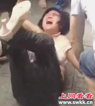 湖南一名女子行窃被抓 遭市民当街扒衣围殴(图)
