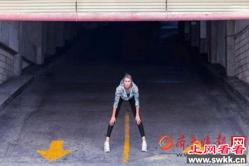 美国女模大长腿刷新记录 泳装照身材火辣