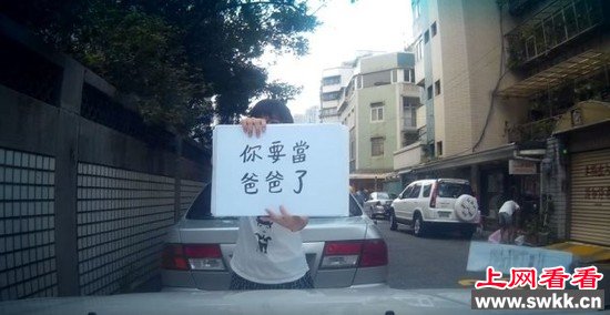 老婆说开车被撞，要老公查看行车记录仪结果.....
