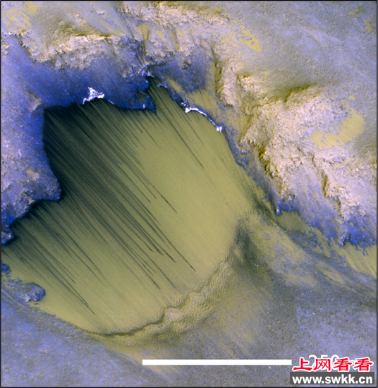 火星上Melas Chasma地区扇形细颗粒物质上发育的季节性坡纹（NASA / JPL-Caltech / University of Arizona），彩色影像源自MRO上的HiRISE高分辨相机