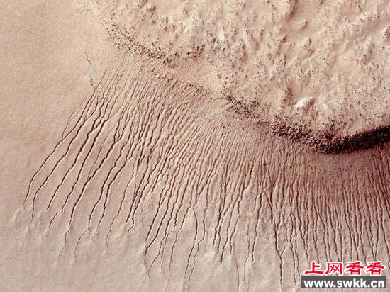 火星海拉斯盆地中发育的冲沟，宽1-10米（MRO于2011年1月14日拍摄，REUTERS/NASA/JPL-Caltech/Univ. of Arizona/Handout）