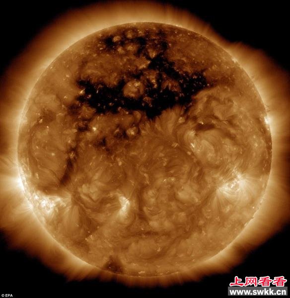 太阳表面出现可容纳50个地球的日冕洞