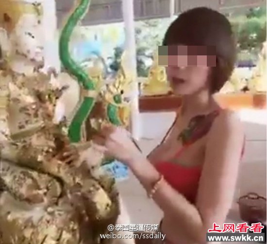 女孩穿着暴露拜佛被骂