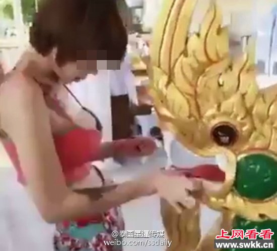 女孩穿着暴露拜佛被骂