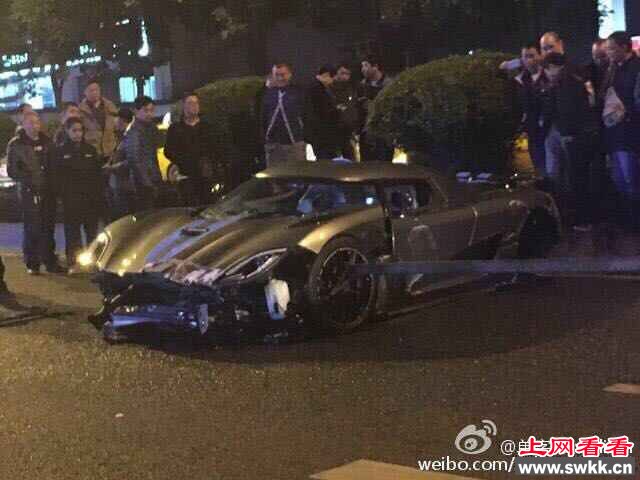 重庆千万科尼塞克幽灵跑车撞护栏
