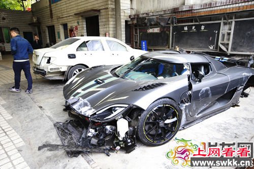 撞坏的科尼赛克跑车被拖到渝北一家汽修厂，等待维修。