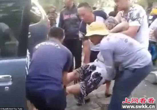 公布的现场视频显示，这名男子在车祸发生后，往外爬的同时，用手机发送信息，以及打电话。目前尚不清楚他是否是打电话寻求帮助。图为受害者被抬离现场。[!--empirenews.page--]