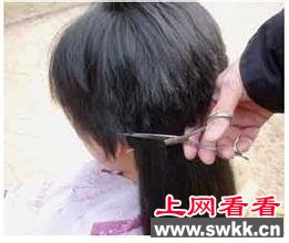 台湾高中女生与男同学谈恋爱被老师剪掉长发