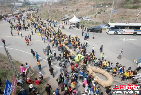 韩国拔河申遗成功 网友议论纷纷