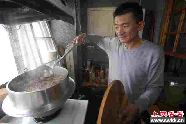 昔日亿万富豪街边摆摊还债