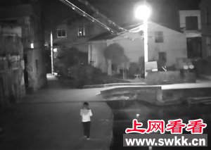 监控视频记录了整个落水过程