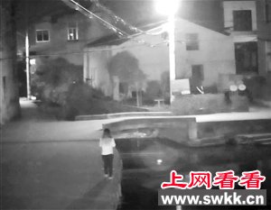 专注低头看手机，她落水溺亡