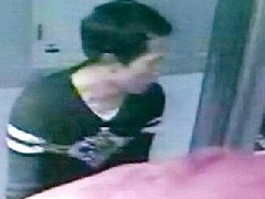 视频监控拍到两名小偷一人用毛毯包着保险柜背下楼，一人在后面协助托着。