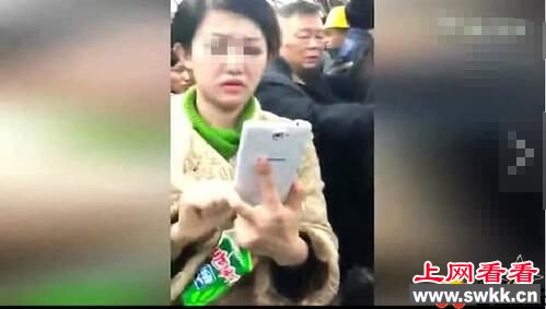 鸡爪女,地铁吃鸡爪女,上海地铁鸡爪女