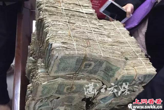 男子携半吨钞票买车：最大面额才1元(图)