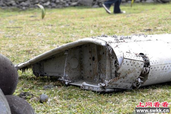 点击图片翻到下一页>> 疑现马航mh370残骸:机翼?机舱?舱门?究竟是啥?