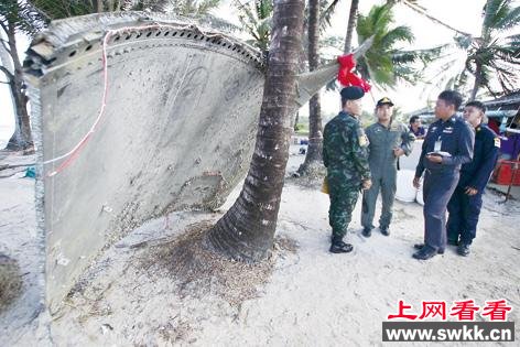 点击图片翻到下一页>> 疑现马航mh370残骸:机翼?机舱?舱门?究竟是啥?