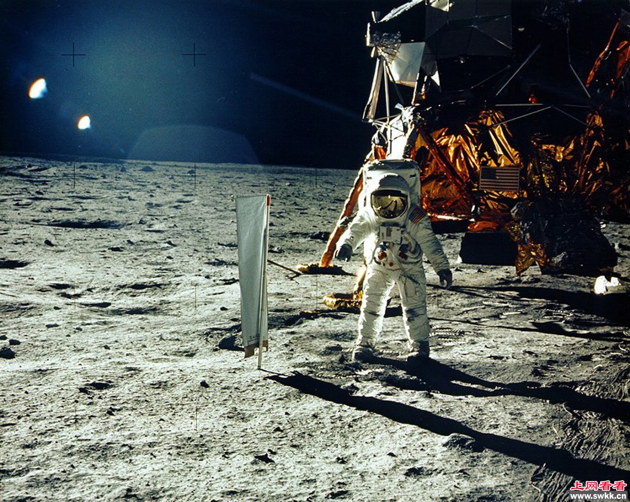 奥尔德林在月球上空拍摄到奇特的飞行物