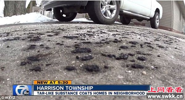 密歇根哈里森镇近日下起黑雨，焦油状黑色物质落满汽车、路上及门廊。（图片来源：《每日邮报》）