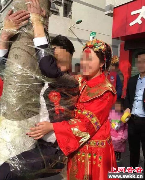 2016年2月20日报道,陕西汉中城固的婚礼现场,亲友为了给新人增添喜庆,硬是把公公婆婆连同新郎官一起挂在了树上。视频被发布到网上后,被网友戏谑:突破了婚礼习俗的新高度。
