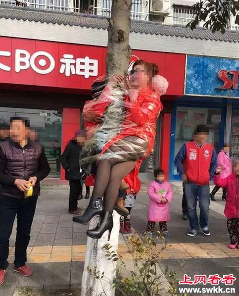 图为公公婆婆被挂在树上。
