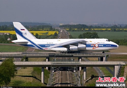 原文配图：上百吨安124大运驶上高架桥。