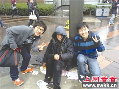 “犀利哥”成名后,有网友自称在街上偶遇了他,并与之合影 资料图片