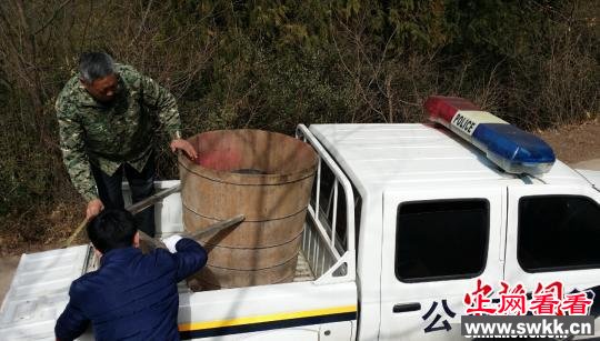 图为巫师施法驱鬼魂的道具被警方带走。　苗志勇摄