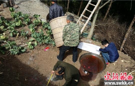 图为巫师施法驱鬼魂的现场苗志勇摄