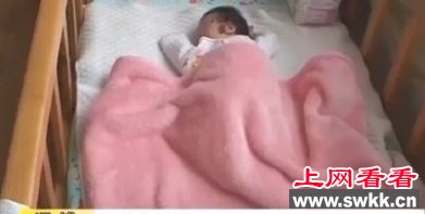 男子捡双性弃婴20万的手术费靠搬砖给孩子凑钱看病