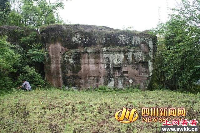 四川现“千佛岩”:巨石上刻近1000尊佛像