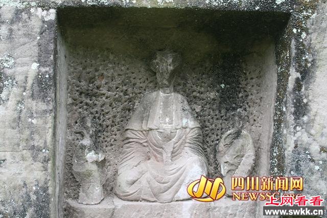 四川现“千佛岩”:巨石上刻近1000尊佛像