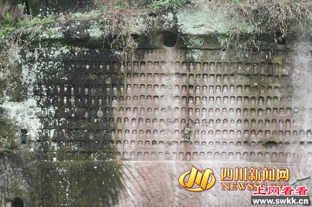 四川现“千佛岩”:巨石上刻近1000尊佛像