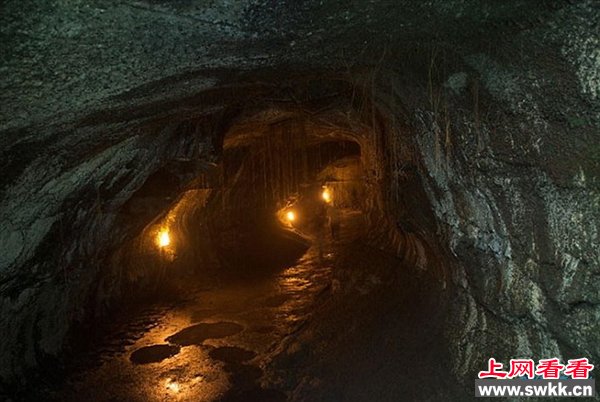 “消失湖泊”底部熔岩管排干所有湖水