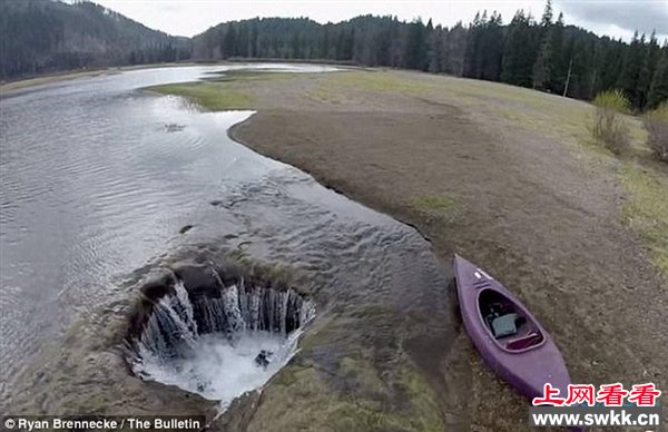 “消失湖泊”底部熔岩管排干所有湖水