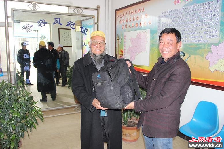老汉拼车被“掉包” 彭阳民警帮找回 图