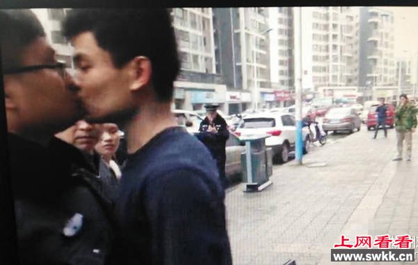 广西男子当街强吻城管2次